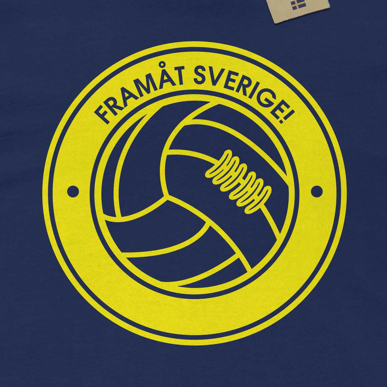 Mörkblå t-shirt med texten framåt Sverige och en fotboll
